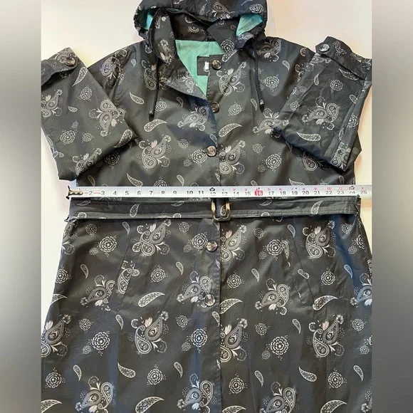 Capelli of New York Black Paisley Rain Coat Belt Hood Large - Picture 8 of 12